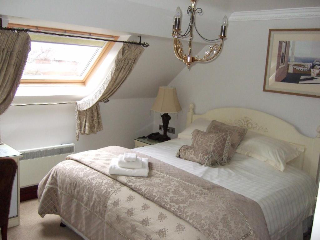Moss Lodge Rochdale Room photo