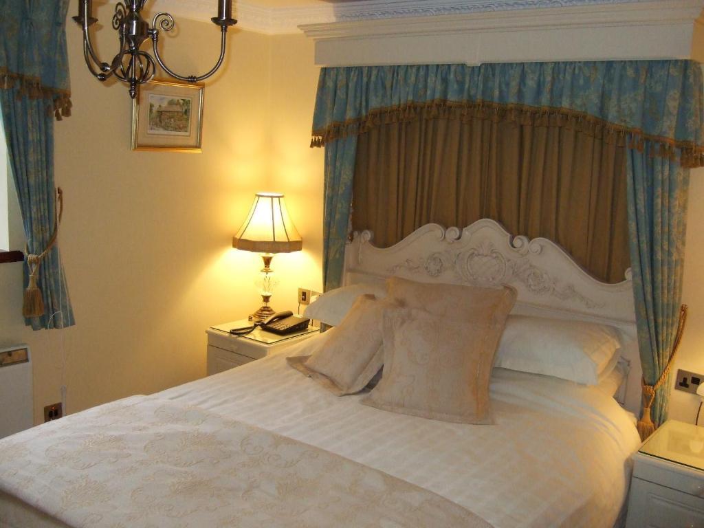 Moss Lodge Rochdale Room photo